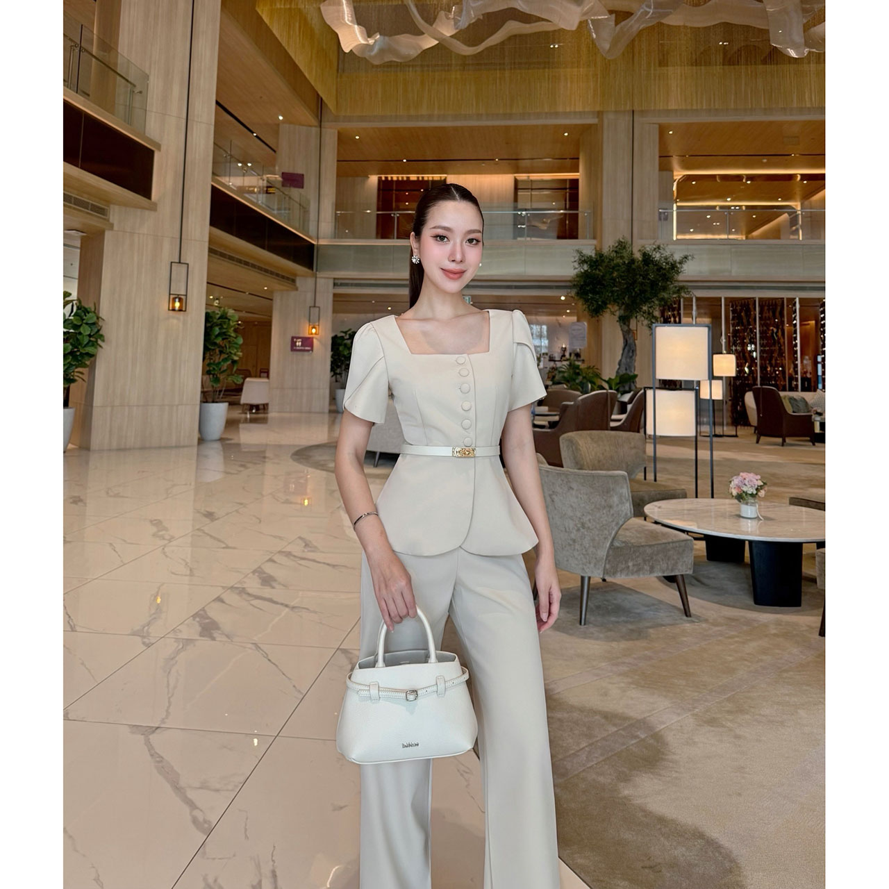 kudapy เซ็ตโทนช็อกโกแลต/ครีมทรงสวย” ลุคเวิร์คกิ้งวูแมนที่พร้อมเปล่งประกายในทุกโอกาส คอเหลี่ยม เสริมดีเทลกระดุมหน้า