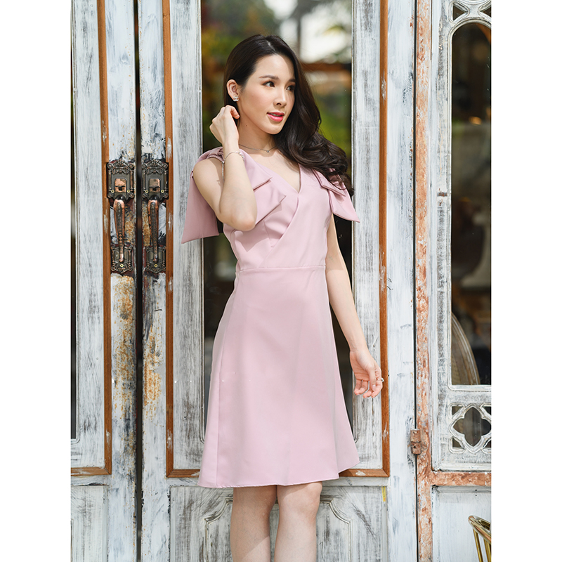kudapy เดรสสั้นสีเขียว/สีชมพู/สีฟ้าคราม/สีครีม ดีไซน์ใหม่ ช่วงไหล่แต่งโบว์ 2 ข้าง ทรงเสื้อเป็นคอวีป้าย ต่อด้วยกระโปรงทรงเอ ใส่ได้ทั้งออกงาน