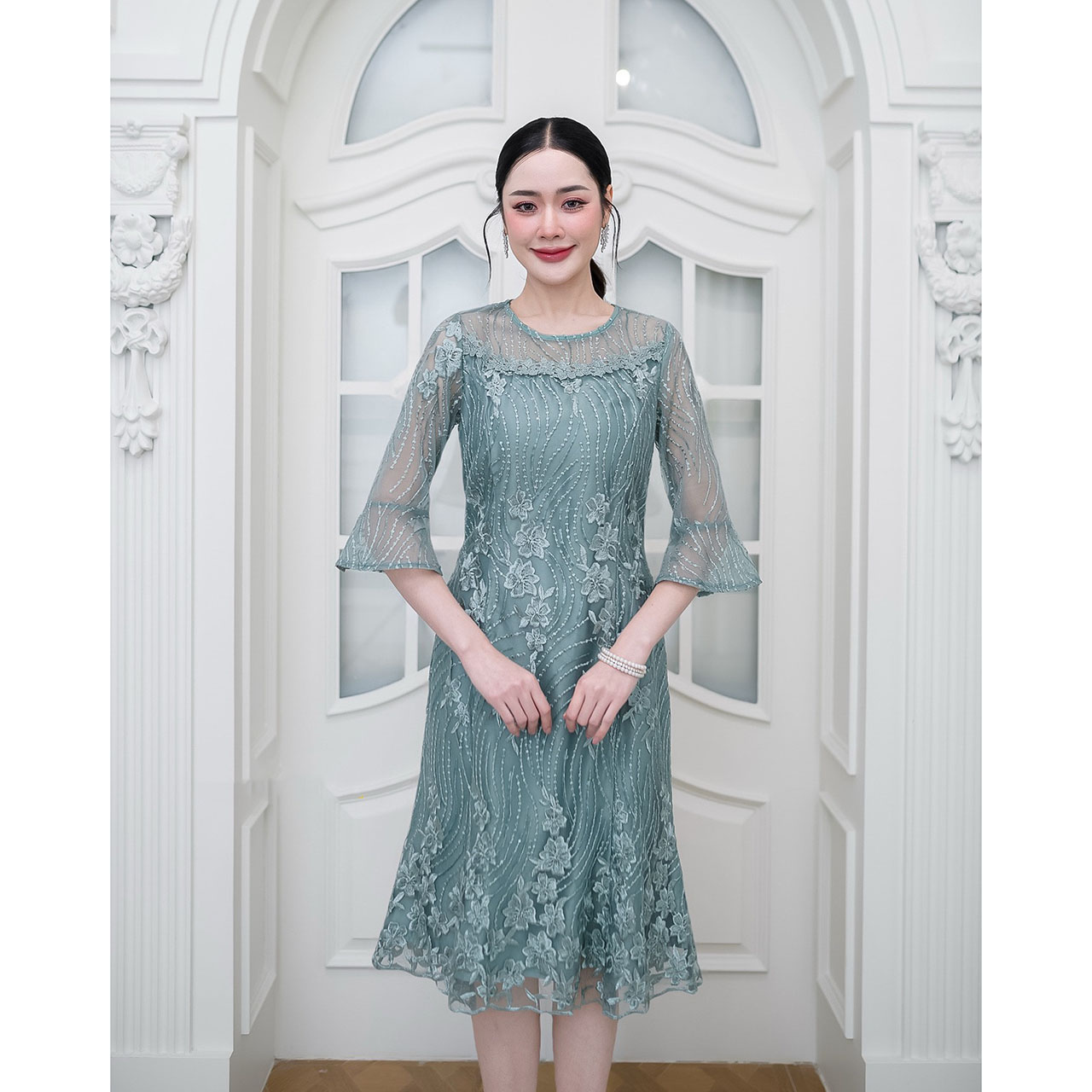 kudapy เดรสสั้นสีเขียว/สีชมพูกะปิ/สีดำ ลูกไม้ทั้งชุด งานปักดอกไม้ประดับเลื่อมโทนสีเดียวกับชุด ลายแถวไม้เลื้อยปักสลับงานสวยดูดี