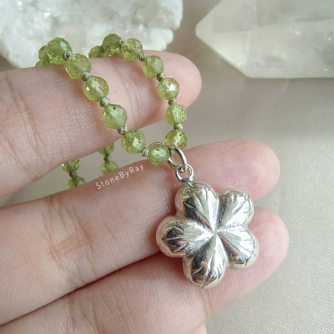 สร้อยคอเพอริดอทเจียรเหลี่ยมจี้เงินแท้รูปดอกไม้ Peridot