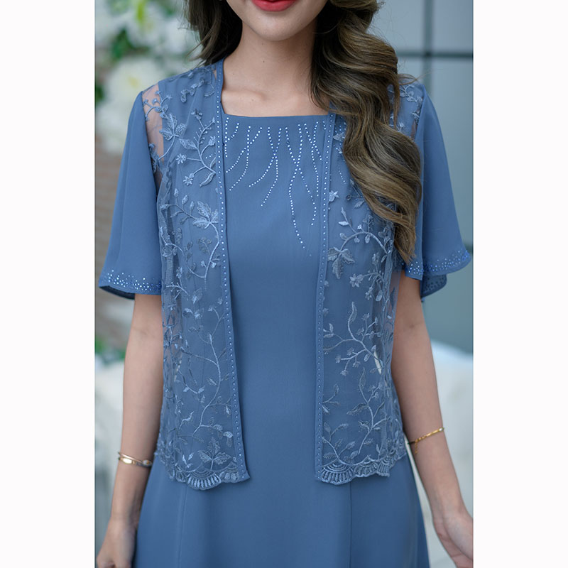 kudapy เดรสสั้นสีชมพู/สีฟ้าคราม 2 ชิ้น ด้านในเป็นเดรสแขนกุด ตกแต่งเพชรช่วงคอเพิ่มความหรูหรา ด้านนอกเป็นผ้าลูกไม้เงาแต่งแขนชิฟฟ่อน