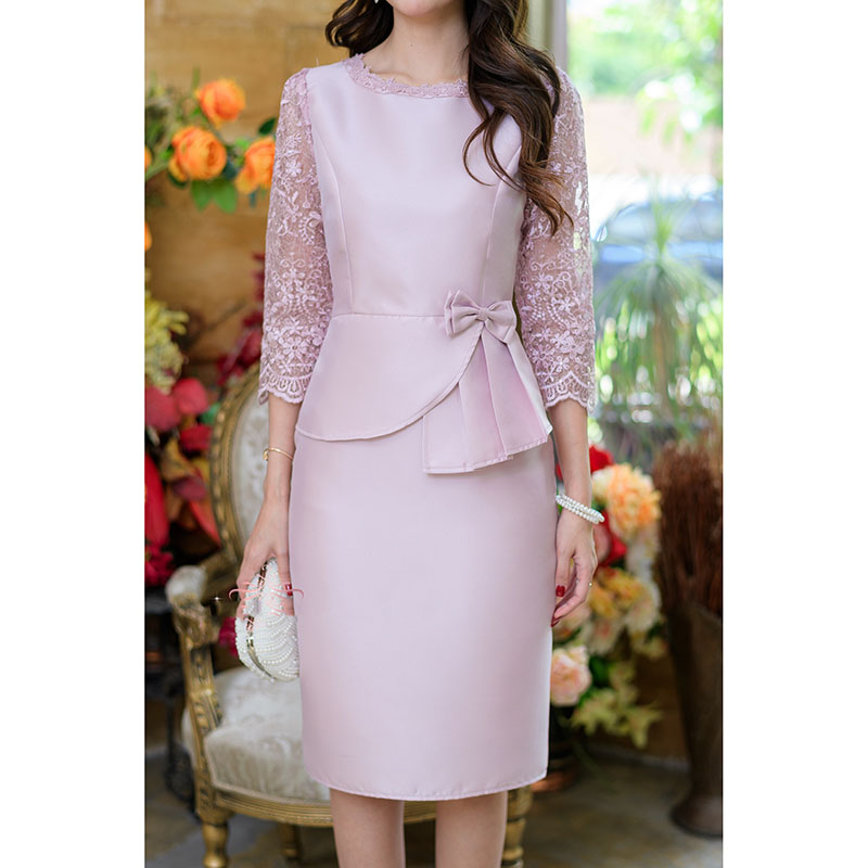 kudapy เดรสสั้นสีน้ำตาลทอง/สีชมพู/สีชมพูบานเย็น ผ้าไหม ต่อแขนลูกไม้ห้าส่วน ช่วงเอวแต่งระบายทวิสและโบว์เล็กๆ รอบคอแต่งลูกไม้ ดีเทลเยอะ