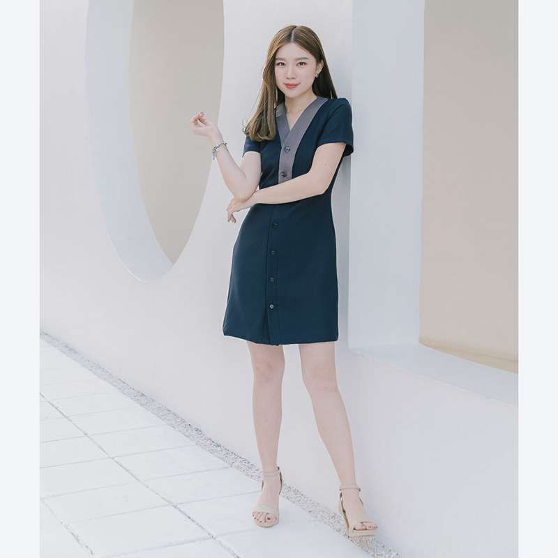 kudapy เดรสแขนสั้น เล่นดีเทลกระดุมสองเฉดบนสาบหน้า ตัวสาบหน้าทำลิ้นด้านในไว้ยาวมาก