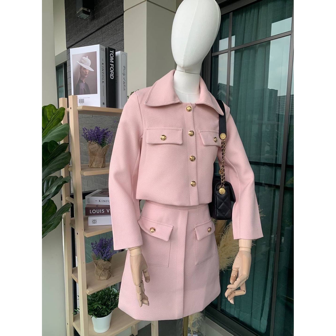 kudapy ชุดเซ็ทสีชมพู เสื้อแขนยาว+กระโปรง เสื้อสูทเป็นกระดุมจริงสีทอง แต่งกระเป๋าหลอก2ข้างสีสวย