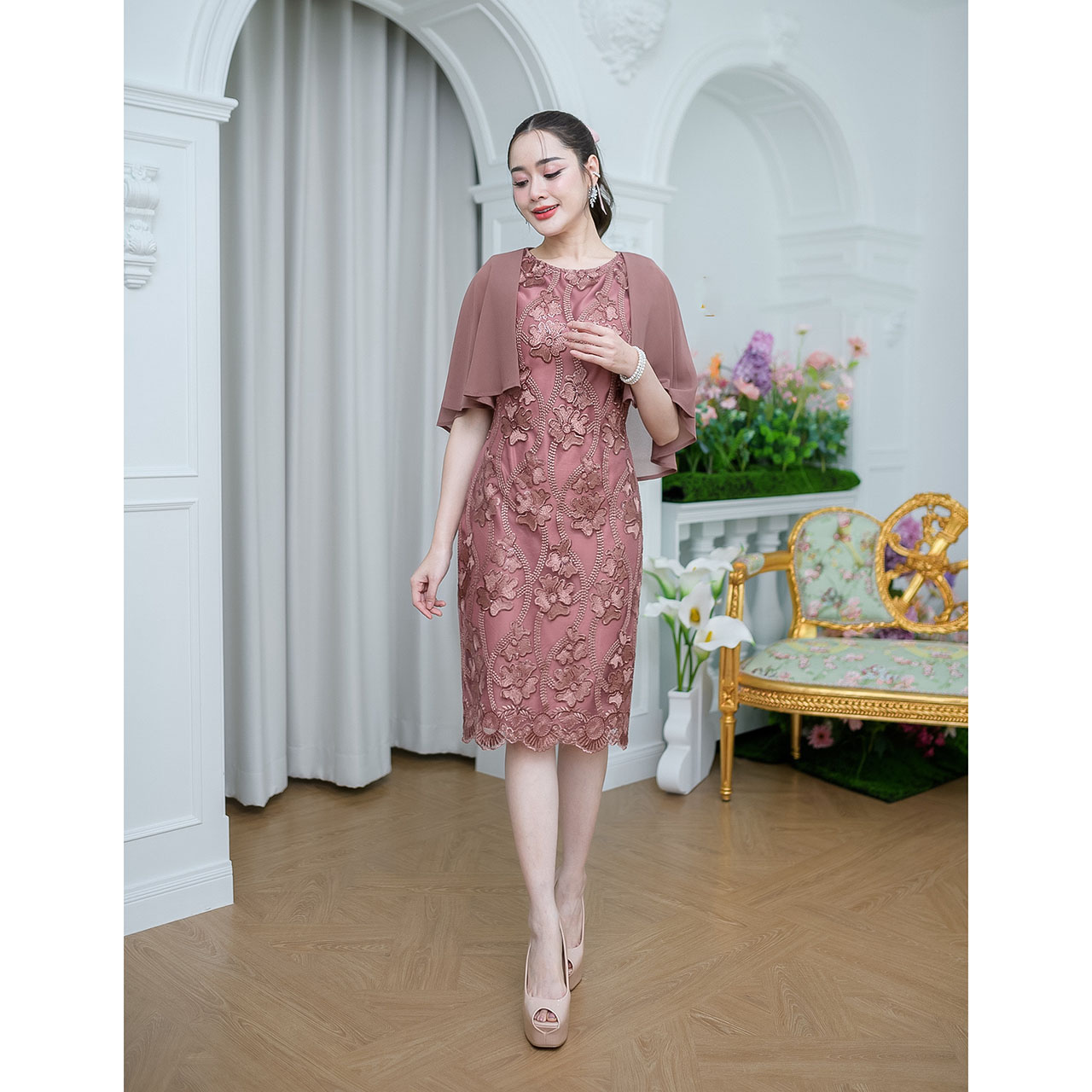 kudapy เดรสสั้น ผ้าลูกไม้ปักเงา ดีไซน์คลุมไหล่สวยหรู ตัวเนื้อผ้าลูกไม้รุ่นนี้ปักลายดอกไม้