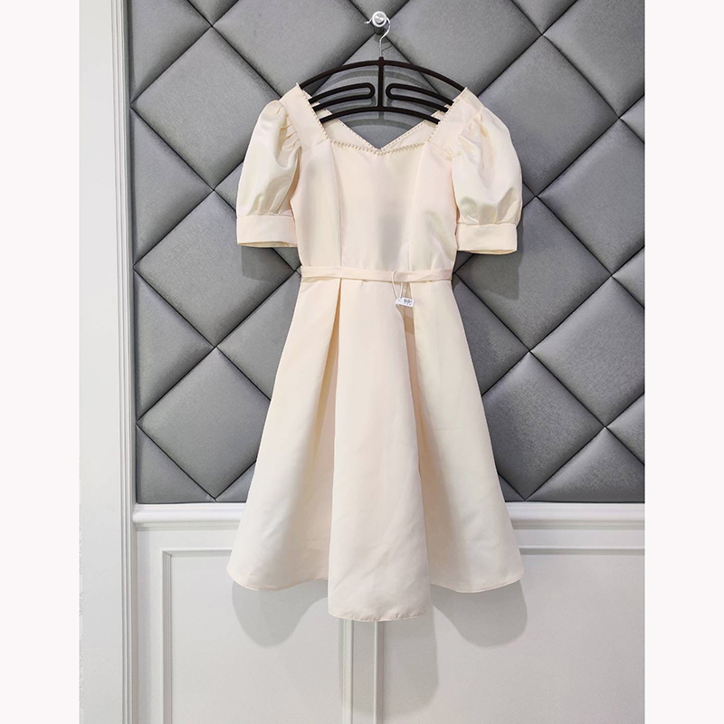 kudapy ชุดเดรสสีครีมผ้าซาติน ดีไซน์สวยแขนเสื้อทรงตุ๊กตา คอเหลี่ยม แต่งคอเสื้อด้วยมุกสีขาวครีมเม็ดเล็กๆ
