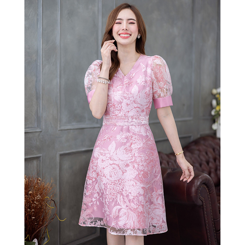 kudapy เดรสสั้นสีชมพู/สีกรม ผ้าแก้ว พิมพ์ลาย มีดีเทลตีเกล็ดรอบเอวเป็นชั้นๆ ช่วงแขนพองกำลังสวย ลายผ้าสวยเด่น