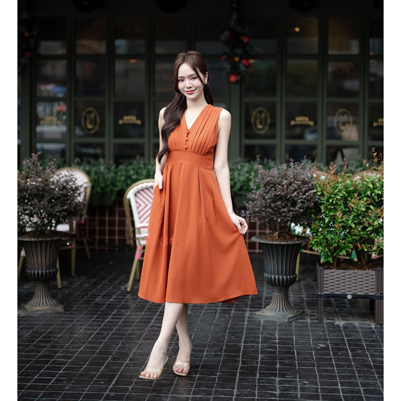 kudapy เดรสสั้นสีสีชมพูกลีบบัว/สีเขียว/สีส้มอิฐ/สีขาว/สีครีม มิดี้ ช่วงอกตีเกล็ด ติดกระดุมปั๊มเรียง 3 เม็ด คอวี ช่วงเอวทำขอบสูงเผื่อให้ดูมี shape ต่อด้วยกระโปรงทรงทวิสข้าง