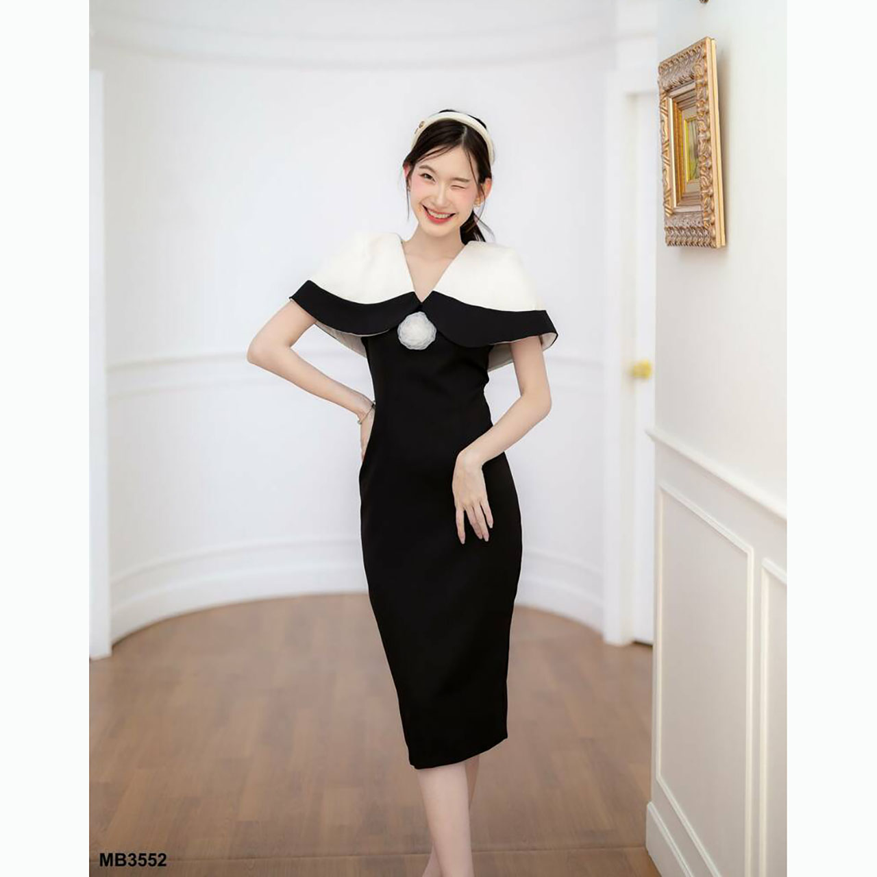 kudapy เดรสสั้นสีชมพู/สีดำ คลุมไหล่ดอกไม้ติดอก