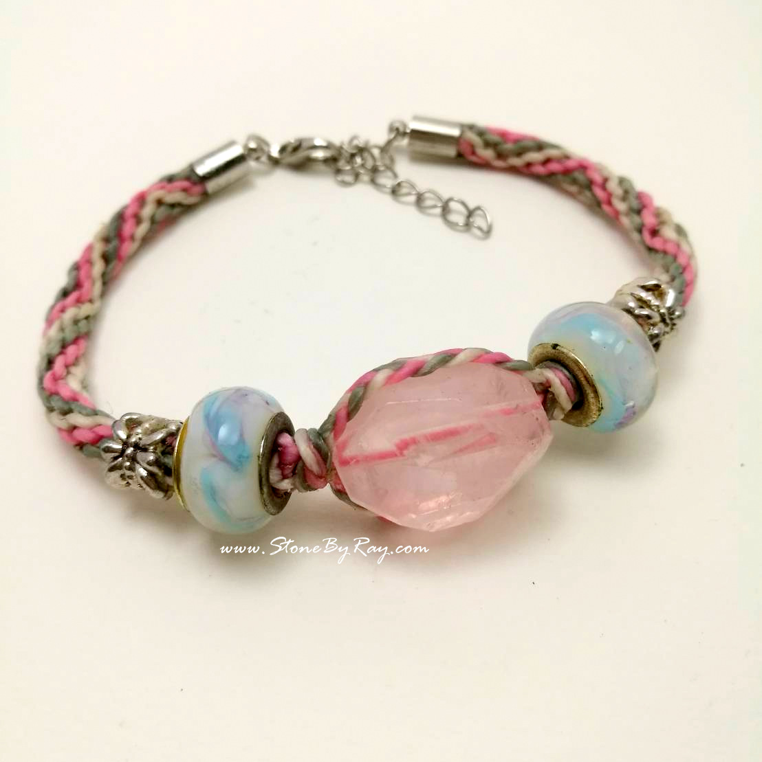 สร้อยข้อมือเชือกถักกับหินโรสควอตซ์ (Rose quartz)