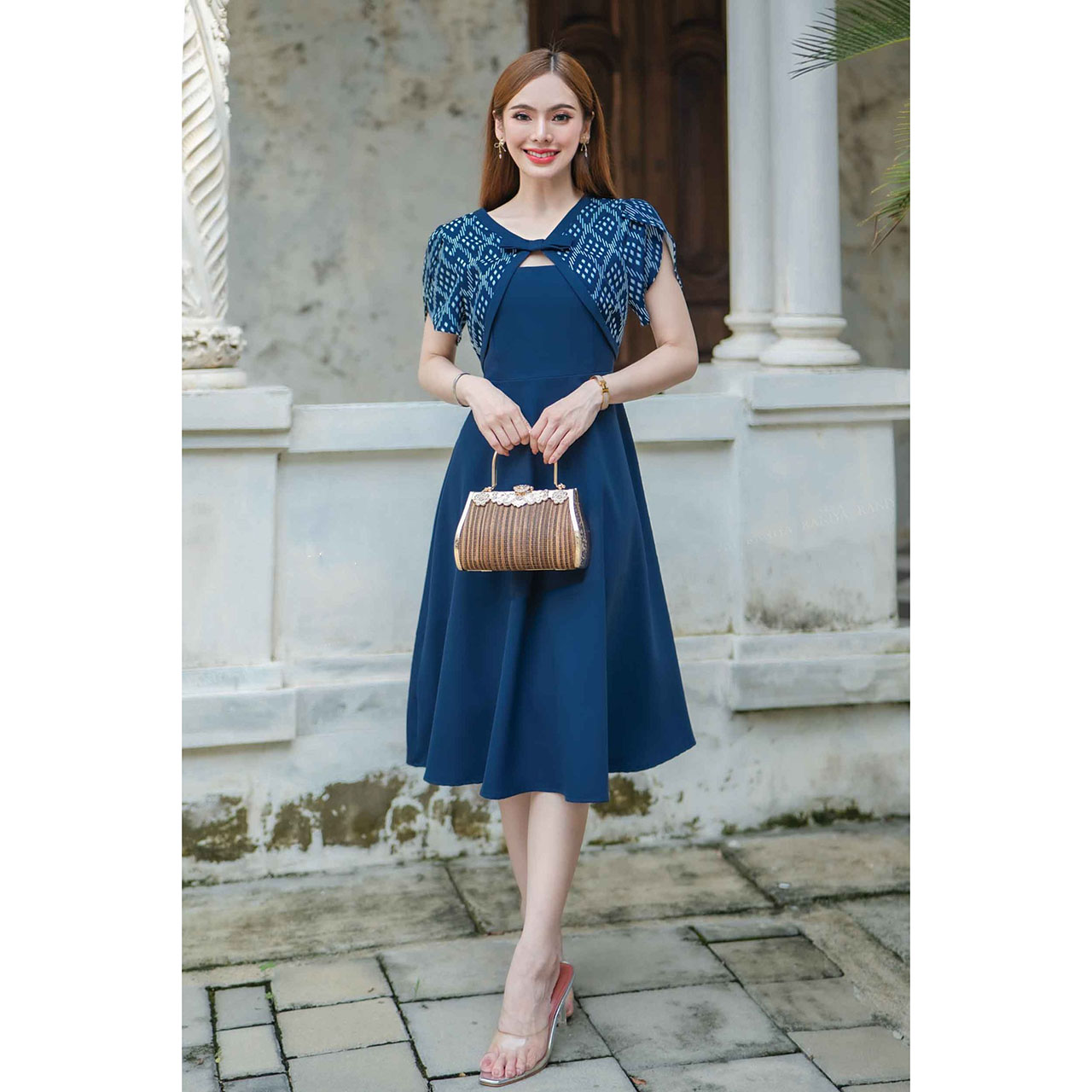 kudapyเดรสสั้นสีชมพู/สีกรม ผ้าโพลีเอสเตอร์เกาหลี ตัวเสื้อเป็นคอวีแต่งโบว์ตรงอก แขนทรงทิวลิป กระโปรงทรงทวิตฟรีไซส์