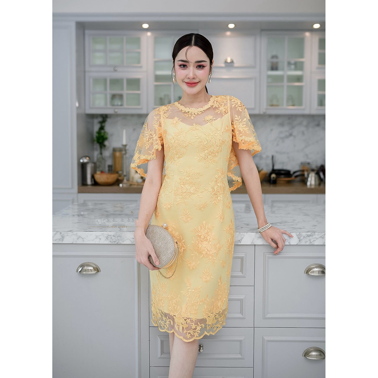 kudapy เดรสสั้นสีเหลืองนวล/สีกะปิ ผ้าลูกไม้บุหงา พื้นผ้าลูกไม้เป็นผ้าตาข่าย ปักลายสวย