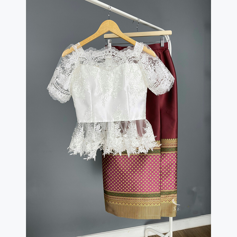 kudapy ชุดคุณแต้วใส่ ชุดไทยประยุกต์ เสื้อลูกไม้สีขาว+ผ้าถุงทอลายสีขาว สีแดง สีม่วง สีชมพู คอปาด แขนสามส่วน ทรงหรูมาก มีซิปซ่อนหลัง แมทช์กับผ้าถุงสำเร็จรูป