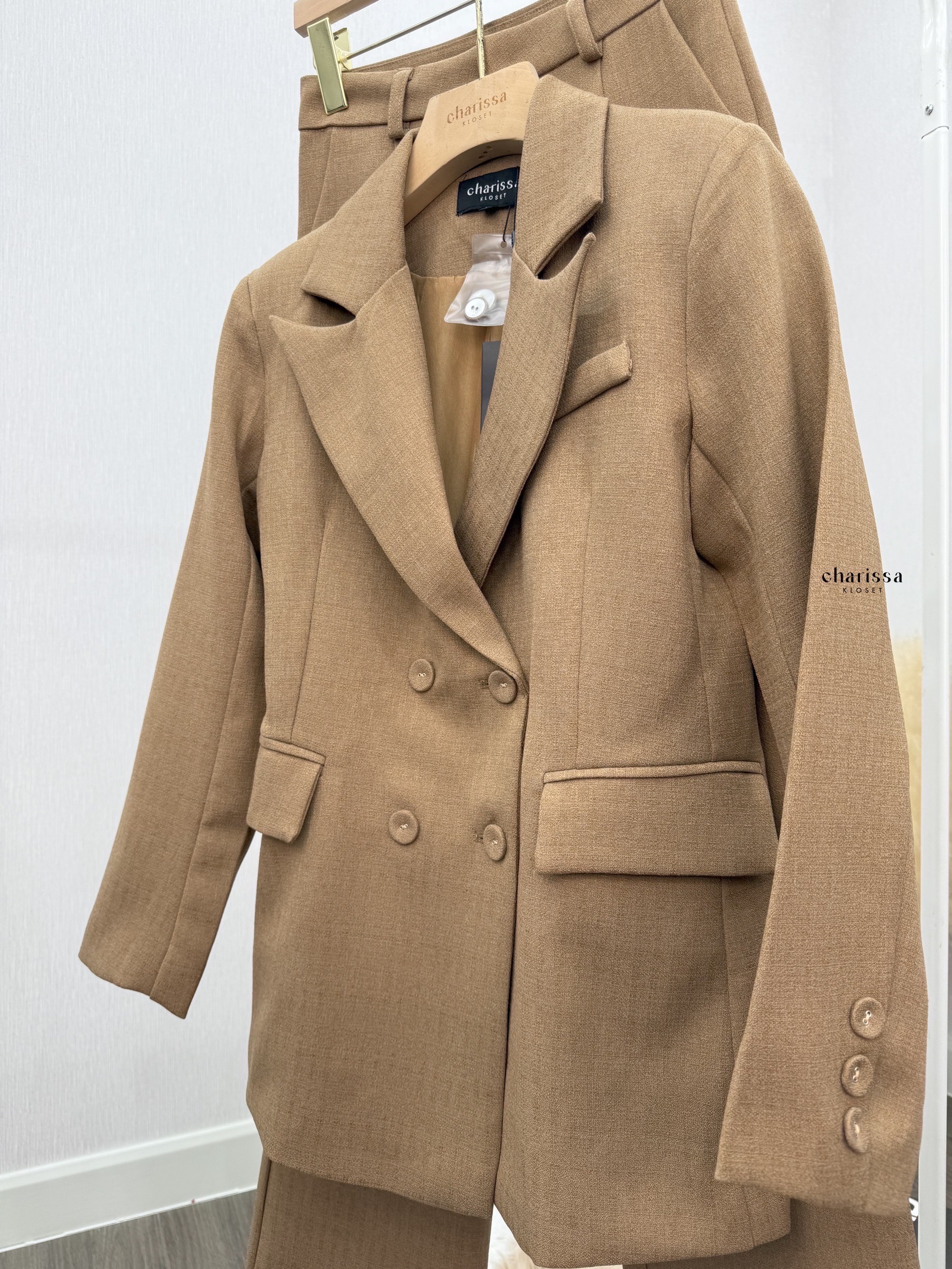 kudapy เซ็ทสูท ผ้าทอชนิดพิเศษ ยับยาก อัดกาวทั้งชุด เสื้อสูททรงทันสมัยออกออกแบบให้มีทรงยาวเข้ารูป