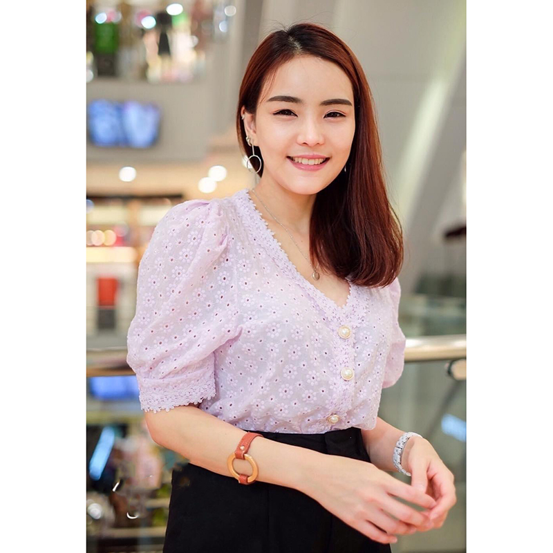 kudapy เสื้อคอตตอนฉลุลายสีขาว,สีเหลือง ดอกเนื้อดี ทรงหวานๆ แต่งคอลูกไม้ กระดุมมุกมีความหรูหรา งานน่ารักมากๆ สาวๆหาเสื้อใส่ทำงาน