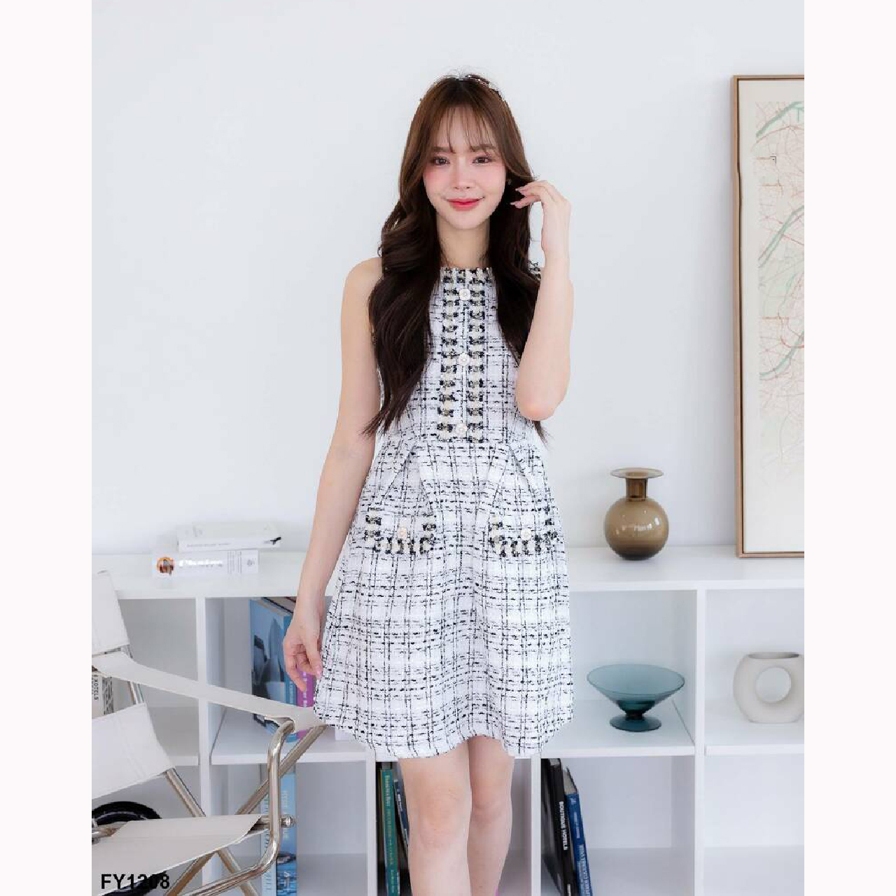 kudapyเดรสสั้นสีขาว/สีชมพู ผ้าชาแนลแขนกุด