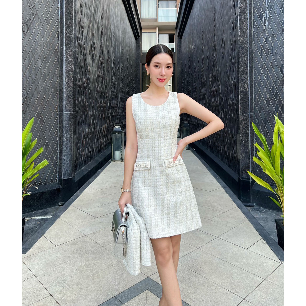 kudapy ชุดเซ็ทเดรสเนื้อผ้าทวิต เนื้อผ้านุ่ม ใส่สบาย มีซับในทั้งชุด เดรสมีฟองน้ำในตัว มาพร้อมเสื้อคลุม ตกแต่งอะไหล่เพชร และปักอะไหล่ดอกไม้