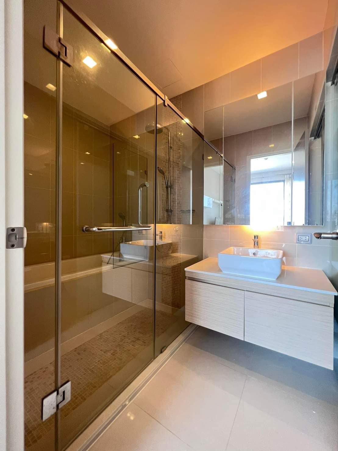 ให้เช่าคอนโด Q Asoke (คิว อโศก) - 1ห้องนอน ห้องใหญ่กว้างอยู่สบาย เฟอร์เครื่องใช้ไฟฟ้าครบ - การเดินทาง: ติดรถไฟฟ้า MRT เพชรบุรี / Airport link มักกะสัน