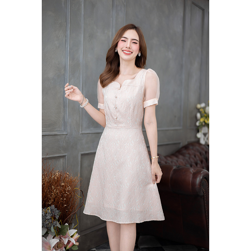 kudapy เดรสสั้นสีทอง/สีโอรส เนื้อผ้าสวยเป็นลายดอกมีเทคเจอร์ ผ้าคล้ายแจ็คกาดแต่จะไม่หนา ช่วงแขนเป็นผ้าแก้ว แต่งกระดุมมุกเพิ่ม ความสวยหวาน