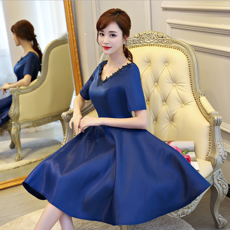 kudapy ชุดเดรสออกงานสีน้ำเงิน ดีไซน์คอวี แขนสั้น แต่งรอบคอเสื้อด้วยผ้าถักโครเชต์ลายใบไม้