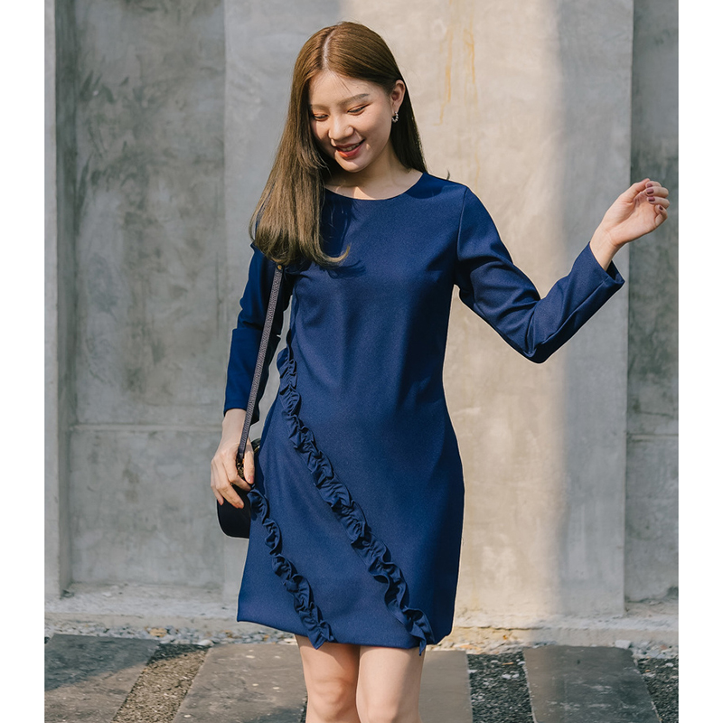 kudapy ชุดเดรสคอกลมสีกรม แขนยาว แต่งระบายที่ชายเฉลียงด้านข้าง