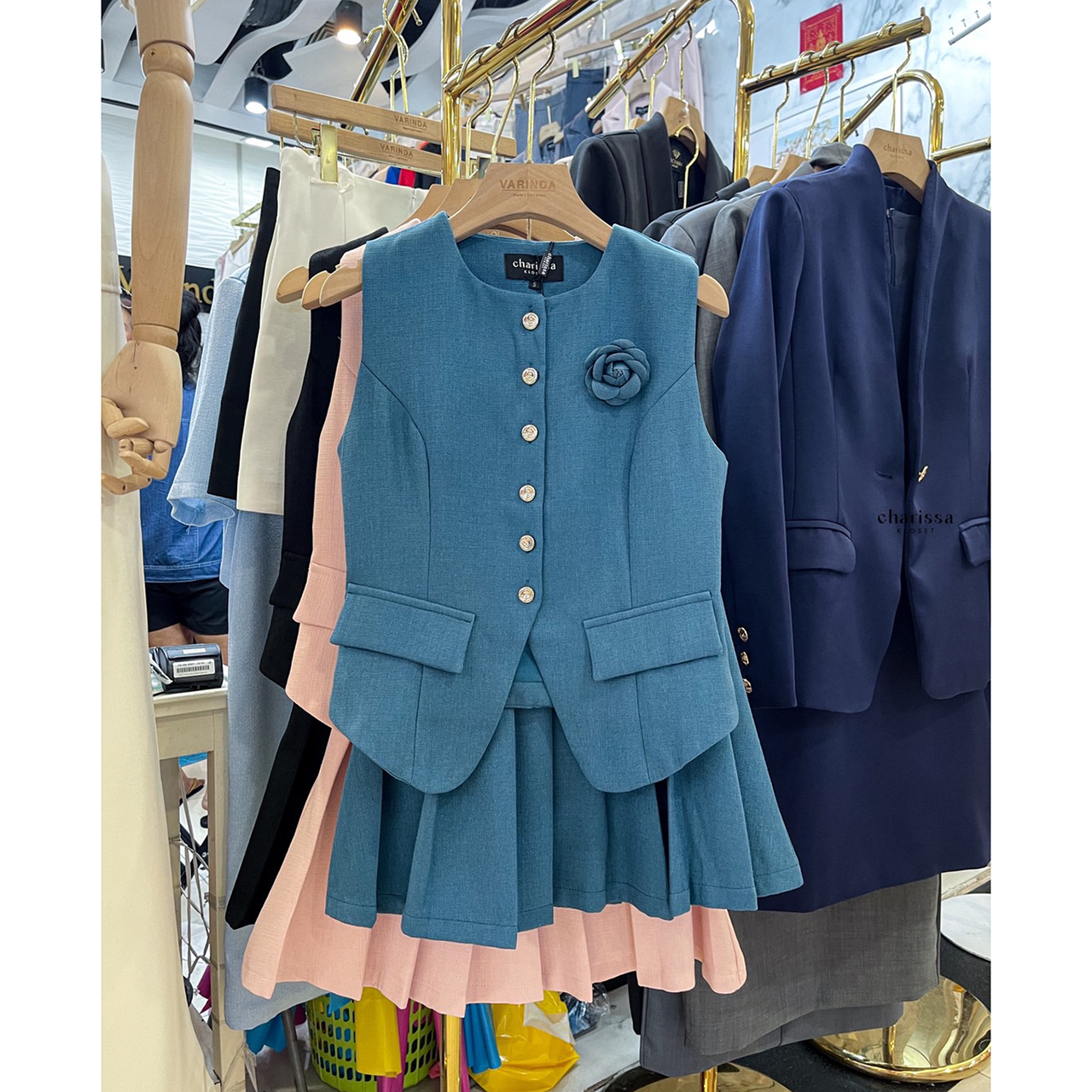 kudapy ชุดเซ็ทสีดำ/สีเทา/สีขียว/สีชมพู เสื้อแขนกุด+กระโปรง set เสื้อแขนกุด แต่งกระดุมจริงด้านหน้า