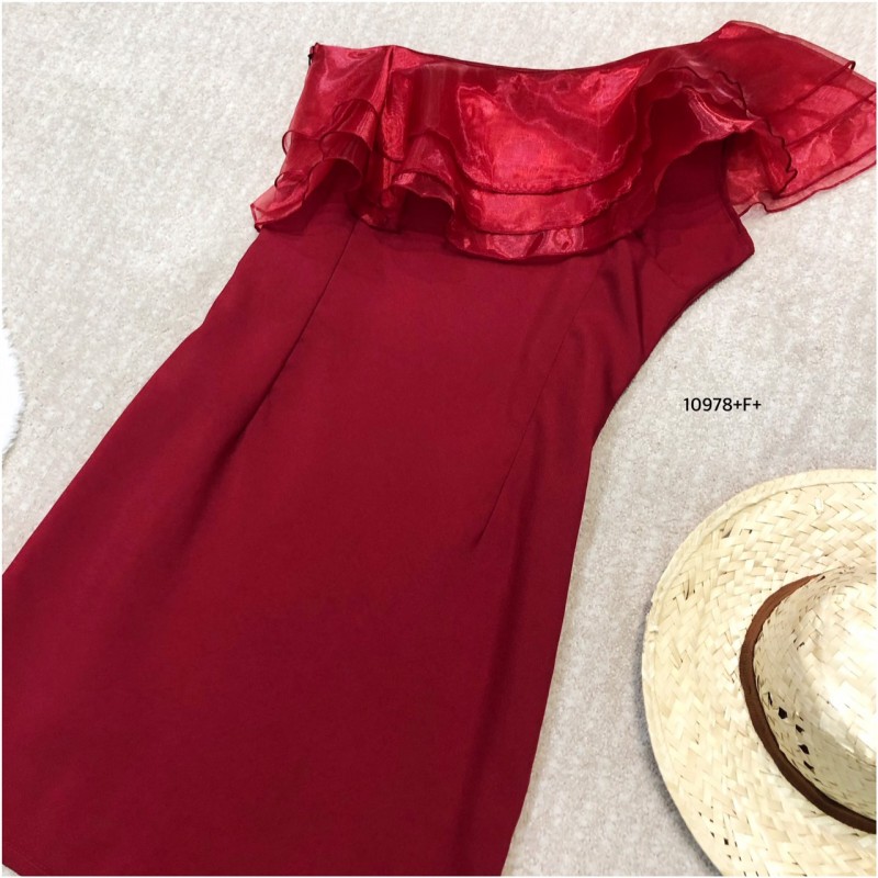 kudapy เดรสระบายเฉียงไหล่เดียว แต่งระบายผ้าแก้ว ตัวเดรสงานผ้าซาร่ามีซิปข้าง