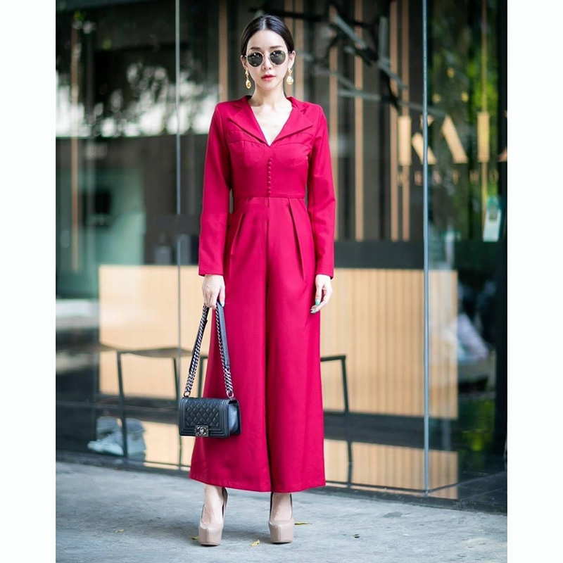 kudapy จั้มสูทขายาวสีขาว/สีแดง แต่งกระดุมช่วงอก ปกวี ซิปด้านหลัง