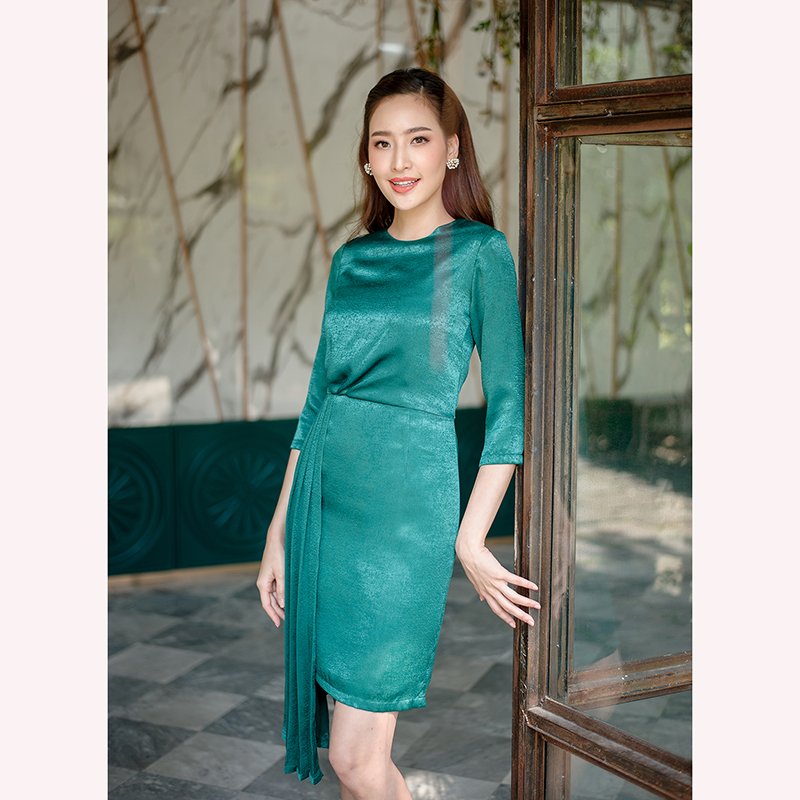 kudapy เดรสสั้นออกงาน ผ้าซาตินเครป คอกลม แขนสี่ส่วน กระโปรงเข้ารูปทรงสอบ แต่งผ้าเฉลียงยาวด้านข้าง สวยเก๋มากๆ