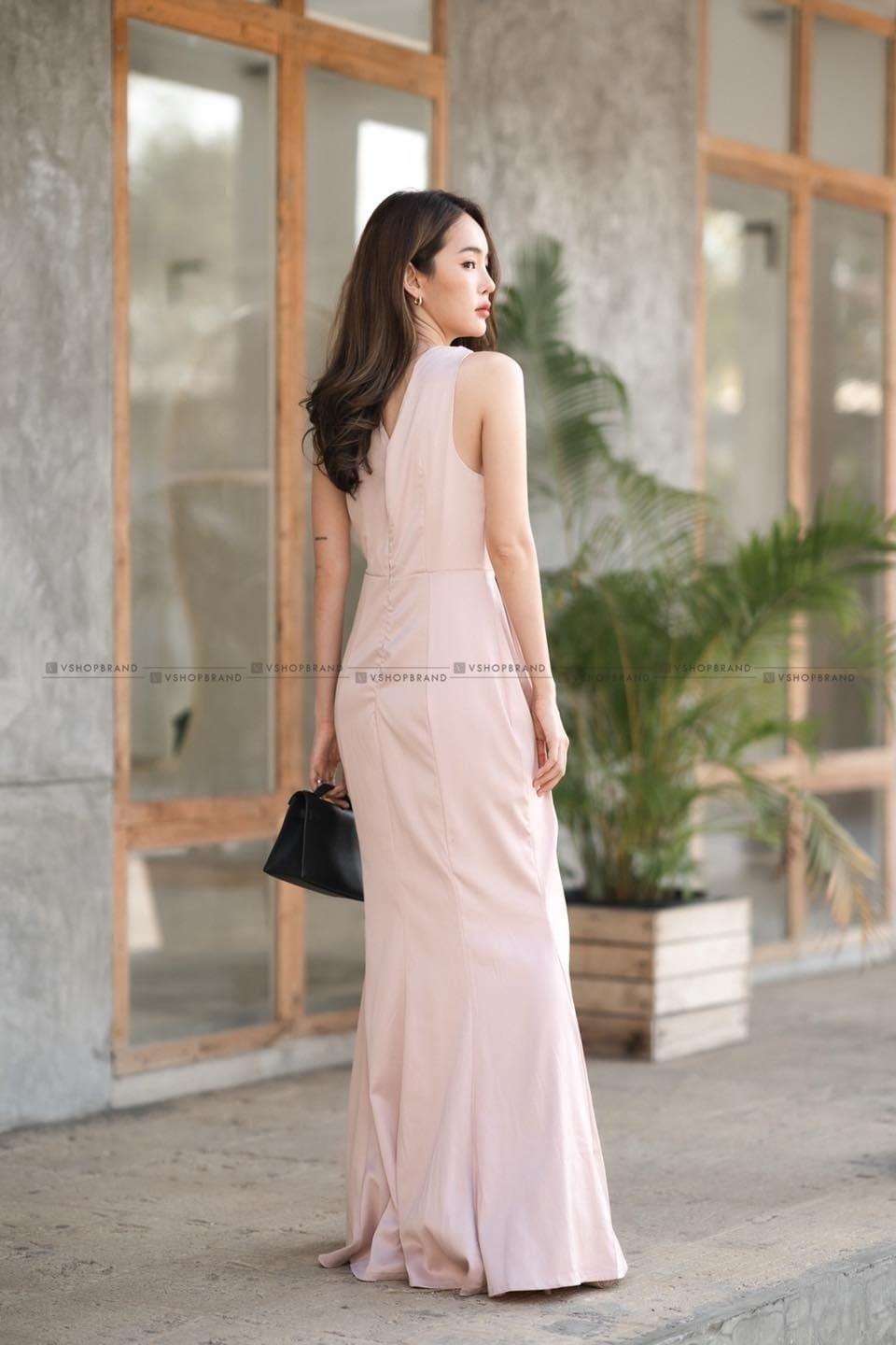 kudapy แม็กซี่เดรสยาวใส่ออกงาน สีน้ำตาล/สีชมพู คอวี ผ้าวาเลนติโน่ เนื้อผ้านิ่ม แต่งดีเทลเพิ่มอะไล่ทองช่วงไหล่