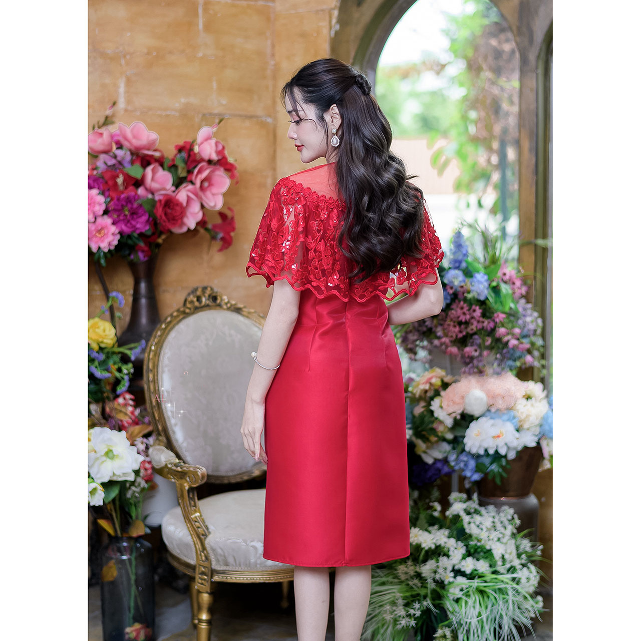 kudapy เดรสสั้นสีแดง/สีฟ้า ผ้าไหมคลุมไหล่เป็นผ้าปักหัวใจปักด้วยเลื่อมโทนสีเดียวกับชุดทำให้ดูวิ้งสวย