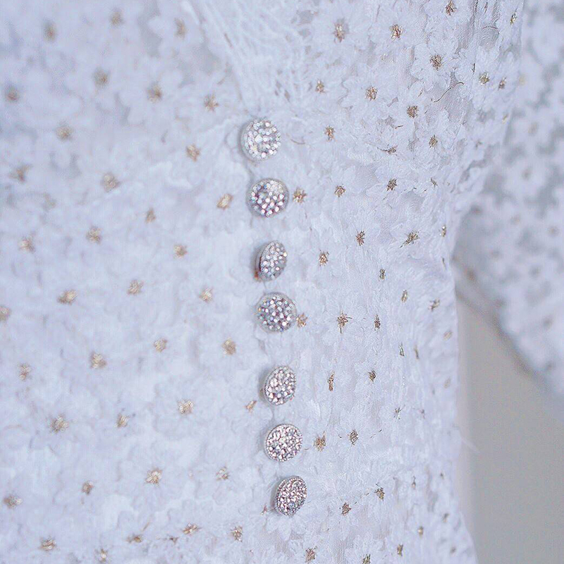 kudapy เดรสยาวสีขาว งานปัก+ซับในสายเดี่ยวแยกชิ้น ใช้ผ้าเนื้อดีปักลายดอกไม้ แต่งเกสรด้วยไหมดิ้นทอง ช่วงเอวแต่งประดับกระดุมเงิน