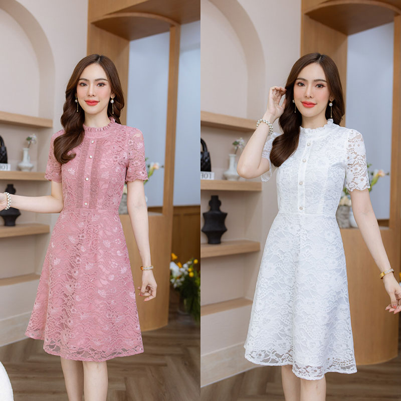 kudapy เดรสสั้นสีขาว/สีชมพูกลีบบัว ลูกไม้คอจีบสูง มีดีเทลแต่งลูกไม้และกระดุมช่วงอก เพิ่มความสวยหรู ลูกไม้คุณภาพลายสวย