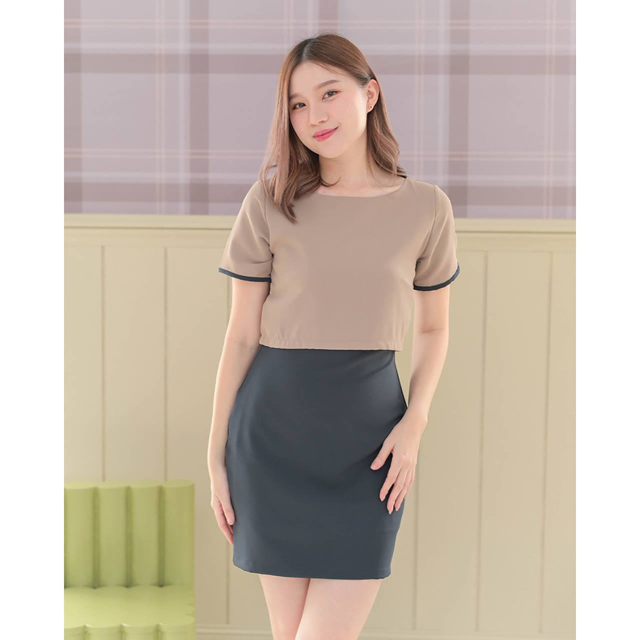 kudapy เดรสสั้นสีน้ำตาลแดง/สีเทาเข้ม/สีดำ/สีครีมเข้ม/สีเบจ ทูโทน ทรงคอปาด ช่วงกระโปรงทรงสอบ ผ่าชายด้านหลังให้เดินสะดวก