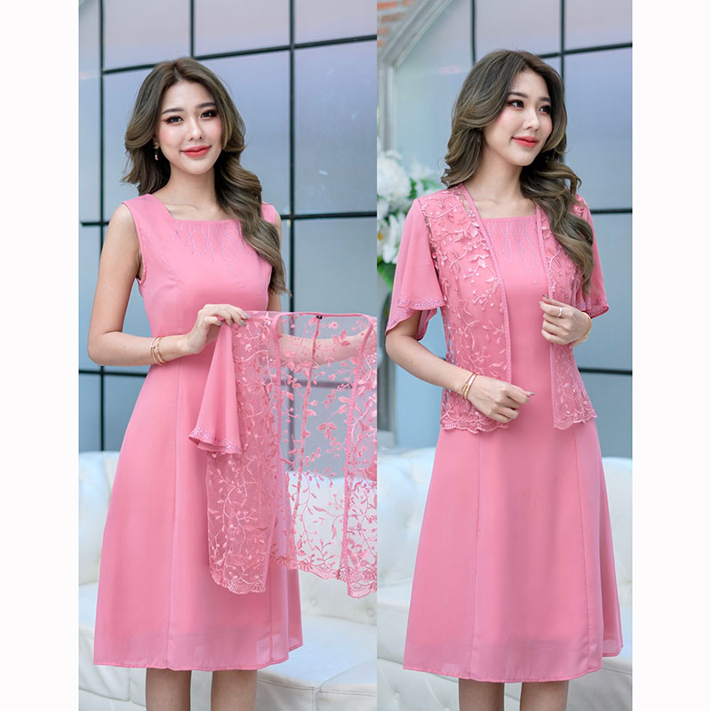kudapy เดรสสั้นสีชมพู/สีฟ้าคราม 2 ชิ้น ด้านในเป็นเดรสแขนกุด ตกแต่งเพชรช่วงคอเพิ่มความหรูหรา ด้านนอกเป็นผ้าลูกไม้เงาแต่งแขนชิฟฟ่อน