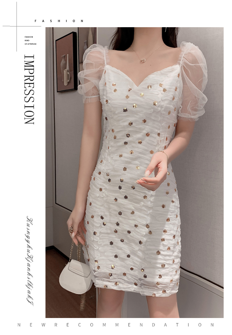 ชุดเดรสสั้นสีขาวเซ้กซี่มาก ทรงน่ารักสุดๆๆค่ะ มีสายให้ผูกเป็นโบว์ที่ด้านหลัง แต่งกริสเตอร์เพิ่มดีเทลให้ดูหรูหรา M