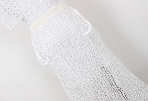 kudapy เดรสผ้าถักโครเชต์แขนกุดสีขาว แต่งระบายช่วงหน้าอกและเอว มาพร้อมสายเดี่ยวซับใน มีซิบด้านหลังช่วงกระโปรง