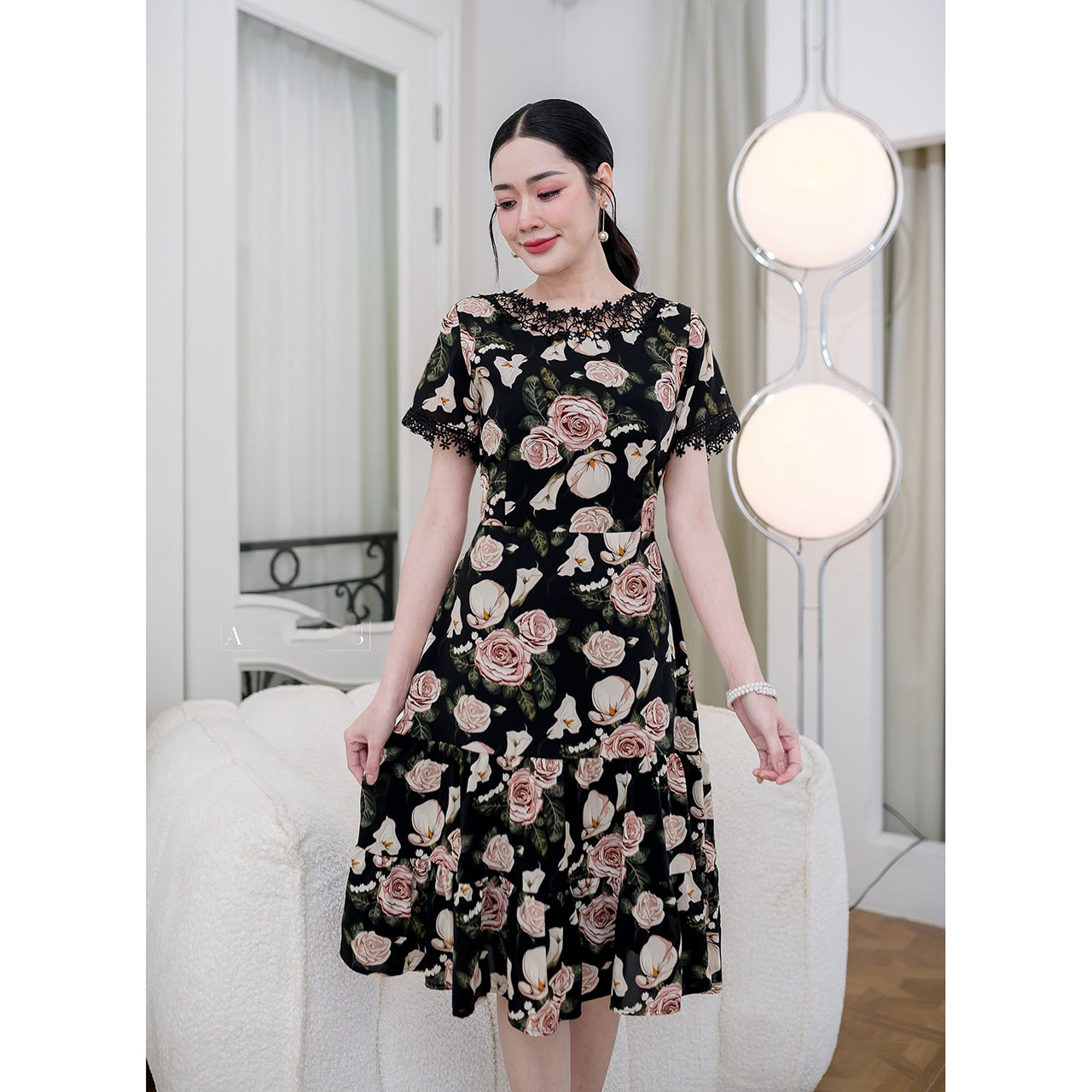 kudapy เดรสสั้นสีดำ/สีครีม ผ้าพิมพ์ลายกุหลาบ เนื้อผ้าเย็นลื่นเย็นใส่สบาย รอบคอตกแต่งด้วยแผงคอลูกไม้สวยหวาน ปลายแจนแต่งด้วยลูกไม้น่ารัก
