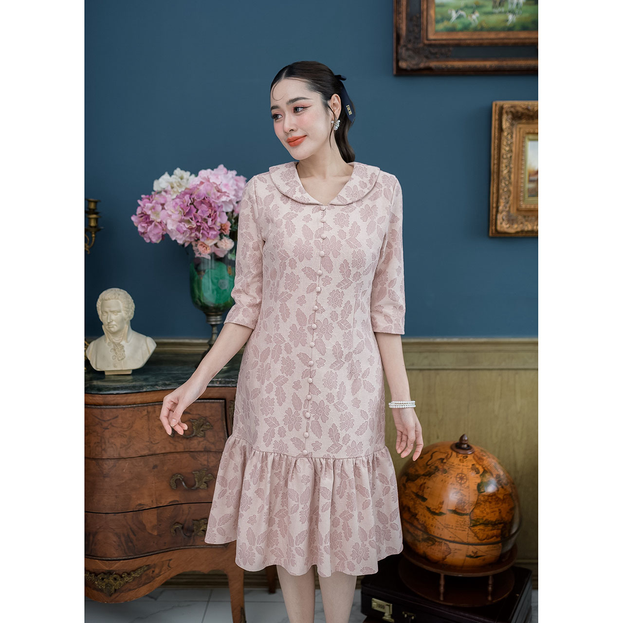 kudapy เดรสสั้นสีชมพู/สีม่วง ลูกไม่เนื้อนิ่มทรงเรียบร้อยสุภาพ ผ้าลูกไม้อัดกาวให้ทั้งชุด ทรงแขนยาวเลยศอก คอบัว แต่งกระดุม