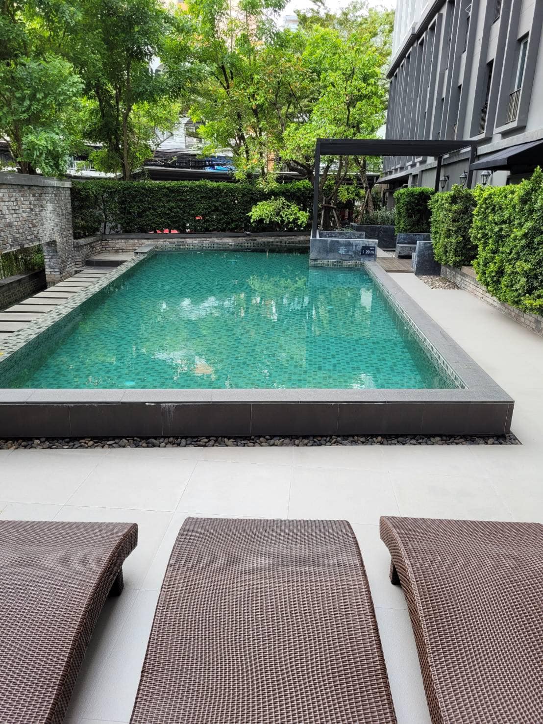 ให้เช่าคอนโด Chapter One the Campus Ladprao 1 (แชปเตอร์วัน เดอะแคมปัส ลาดพร้าว 1) - ตกแต่งเฟอร์ครบ 1ห้องนอน มีเครื่องซักผ้า วิวสระว่าน้ำ - การเดินทาง: BTS สถานีห้าแยกลาดพร้าว MRT สถานีพหลโยธิน ทางออก5