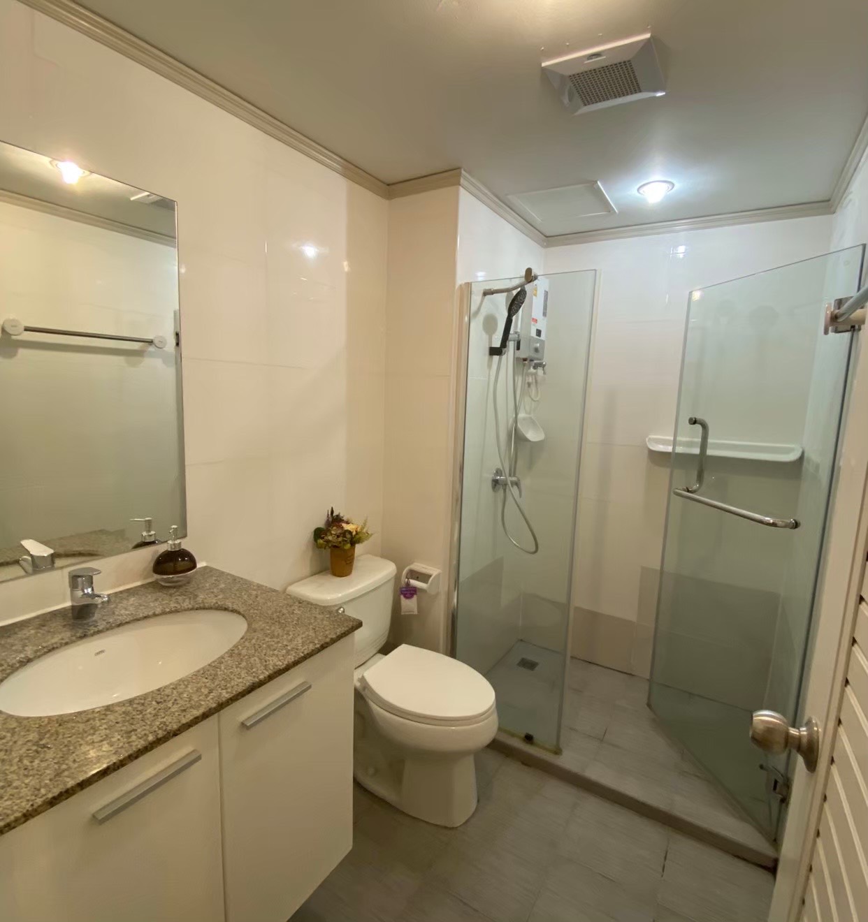 ให้เช่า Zenith Place @ Huay Kwang (ซีนิธ เพลส แอท ห้วยขวาง) ห้องสวยมีเครื่องซักผ้า