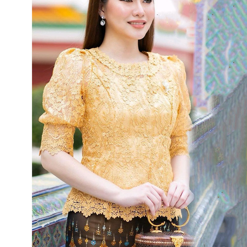 kudapy เซต2 ชิ้น เสื้อผ้าลูกไม้สีเหลืองทอง ทรงกลมสูง + ผ้าถุงทอลายกาฬสินธุ์