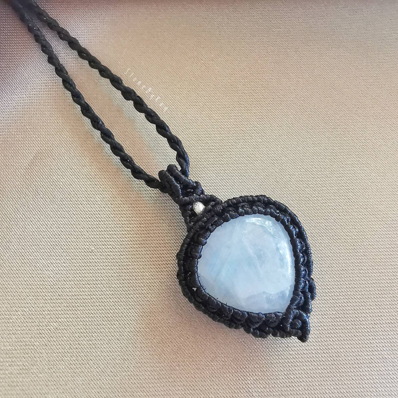 สร้อยคอเชือกถักจี้หินเรนโบว์มูนสโตน Rainbow Moonstone
