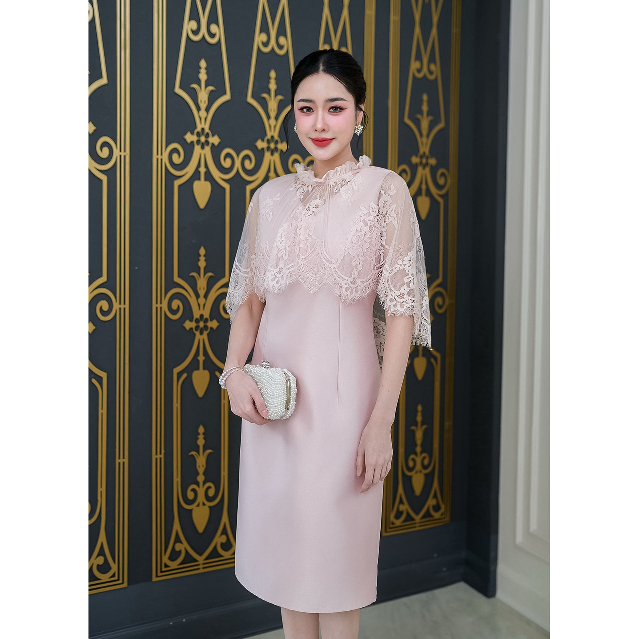 kudapy เดรสผ้าไหมอัดกาวทั้งชุด ผ้าลูกไม้ฝรั่งเศสคอกลมเย็บแต่งจีบรอบคอ ลูกไม้ปล่อยทิ้งตัวเป็นงานคลุมไหล่ด้านหน้าสั้นด้านหลังยาวถึงช่วงเอวหรูหรา