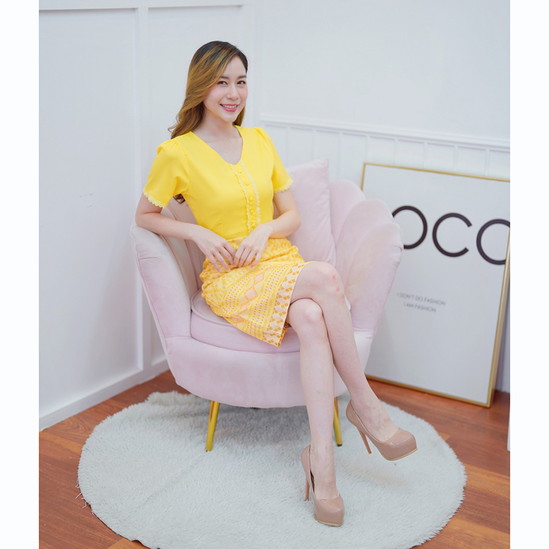 kudapy เดรสสั้นสีชมพู/สีเหลือง/สีเทา แต่งลูกไม้กระโปรงลายไทย