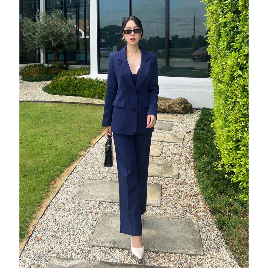 kudapy Setsuit 3 ชิ้น : BLAZER+CROP+Pants เสื้อสูทออกแบบให้เป็นทรง oversize ใส่สบายๆ แต่ยังมีความสุภาพ มีฟองน้ำเสริมไหล่บางๆให้ทรงดูสวย