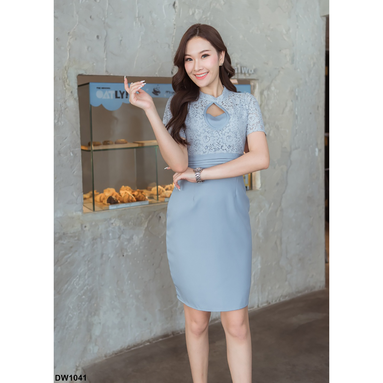 kudapy เดรสสั้นสีฟ้า สีครีม สีชมพู เว้าช่วงอก คอกลมแต่งผ้าระบายลายดอก ทรงสวย เป็นงานซิปหลัง