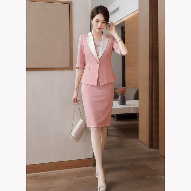 kudapy ชุดสูททำงานผู้หญิงสีดำ/สีชมพู ปกเบจแขนสามส่วนพร้อมกระโปรง จุดเด่นของชุดนี้คือการออกแบบให้กระชับเข้ารูปเป็นแขนสามส่วน