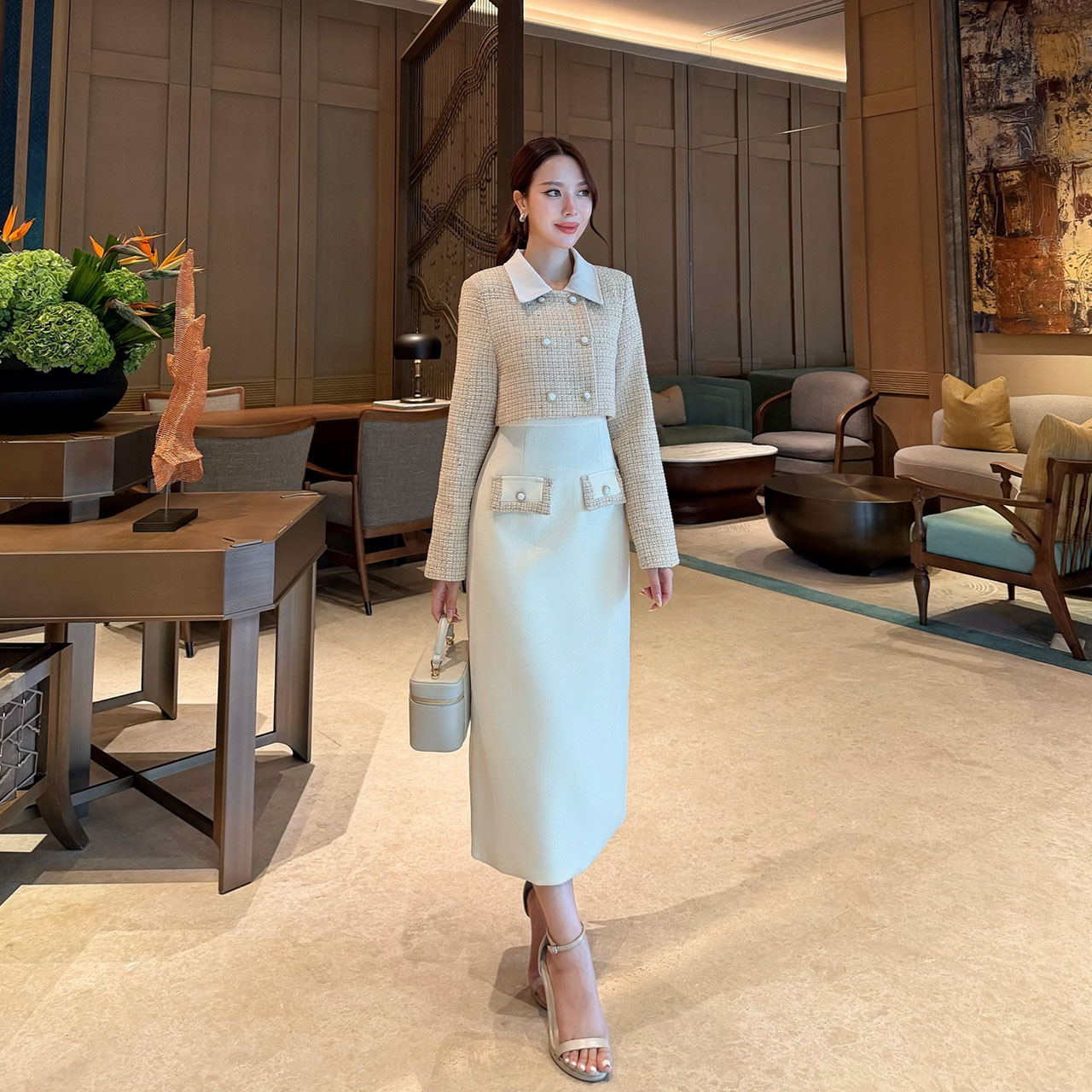 kudapy เซ็ทเดรส+เสื้อครอปสั้น เดรสมีซับในทั้งชุดเดรสใช้ผ้าทวิตญี่ปุ่น ด้านหน้าแต่งกระดุม 3 เม็ดเพิ่มความน่ารัก แต่งกระเป๋าหลอกซ้าย ขวา ซิปหลัง