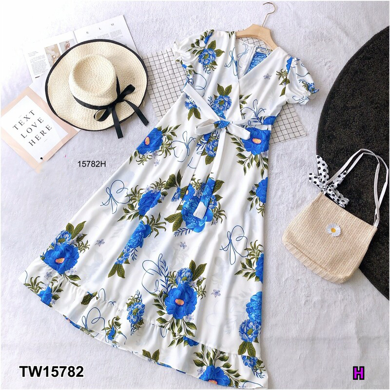 kudapy Maxi Dress แม็กซี่เดรส สีชมพู ฟ้า เหลือง จำนวนคอวีแขนตุ๊กตา ผ้าไหมอิตาลี่ พิมลายดอกไม้ ชายเดรสแต่งระบาย